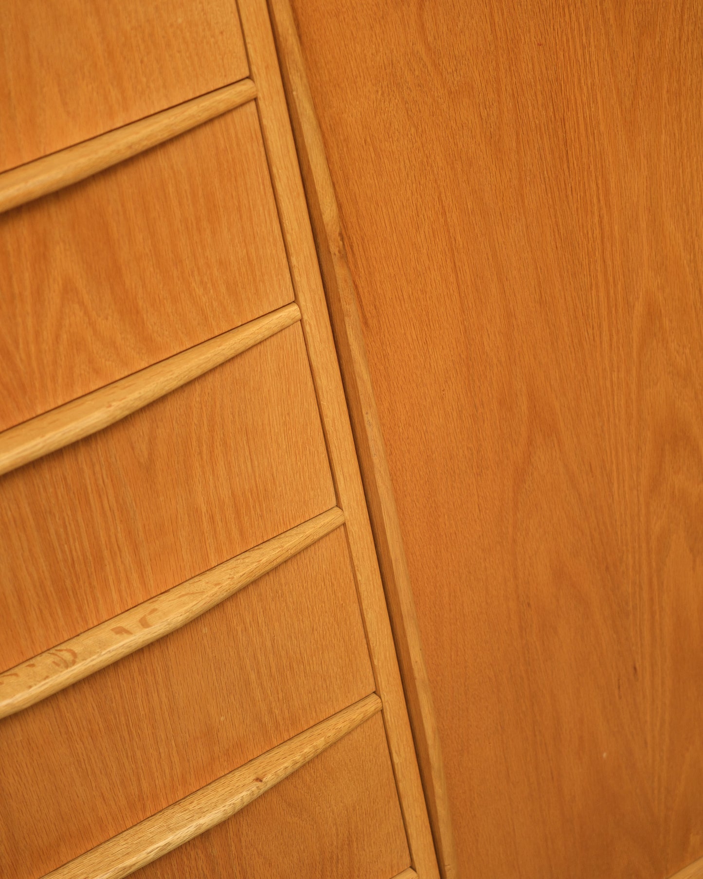 MCM Minimal Dresser