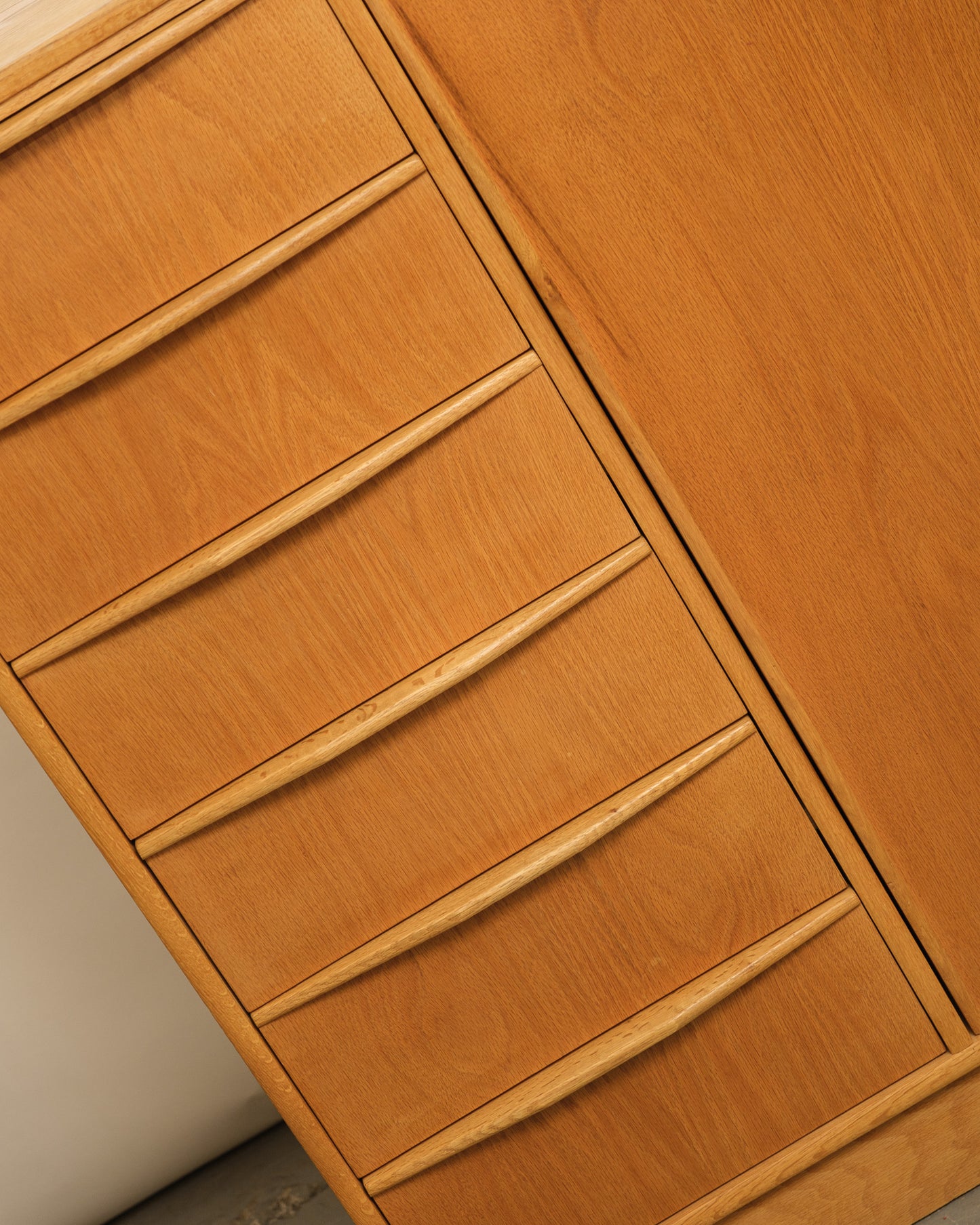 MCM Minimal Dresser